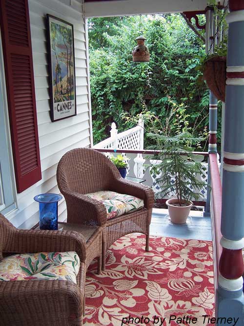 https://www.front-porch-ideas-and-more.com/image-files/indoor-outdoor-rugs-4.jpg