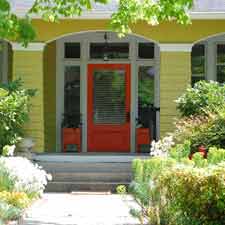 porte d'entrée orange sur le porche