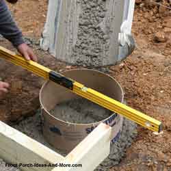 Betonpfeiler für Terrassenfundamente gießen